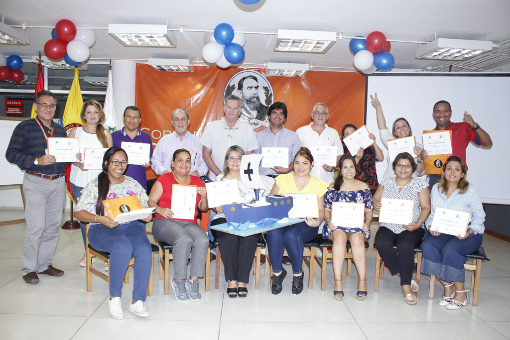 Directivos recibiendo diplomas luego de cumplir con el Taller de Gobernabilidad