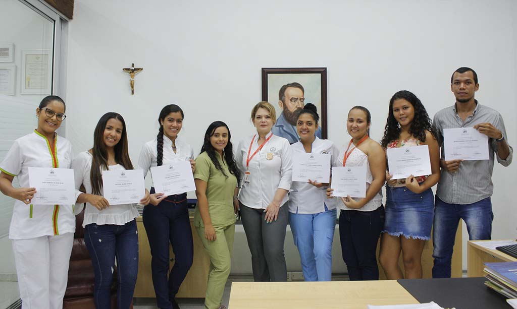 Entrega diplomados a estudiantes