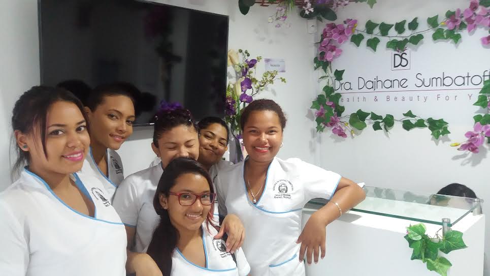 estudiantes_de_estetica_y_cosmetologia_barranquilla_uninunez_visitan_centros_de_medicina_estetica_2016.jpg